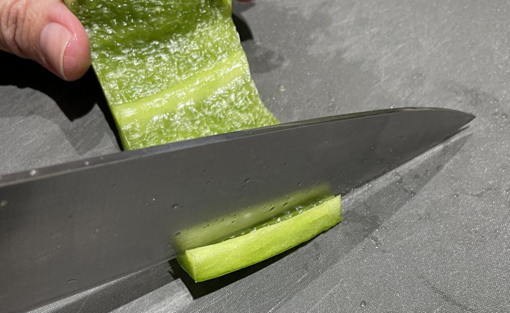 Slicing a bell pepper